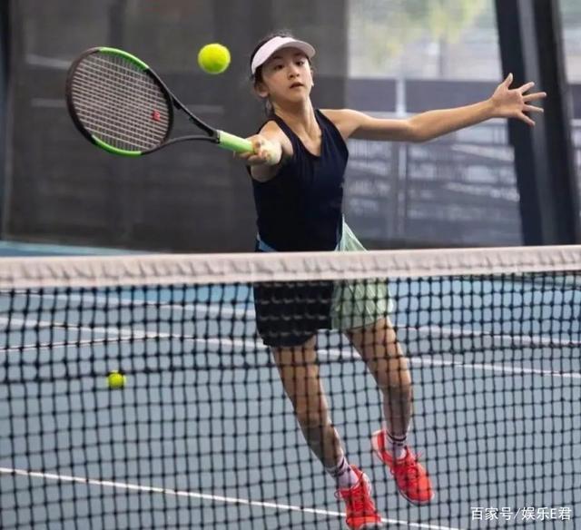 展现出了坚 展现出了坚